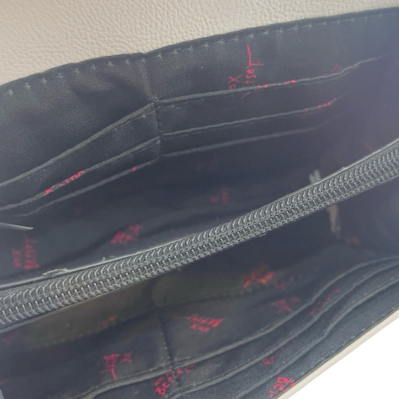 NWT Betsey Johnson Skull Crossbody Bag - White With Black Hardware - Picture 9 of 10